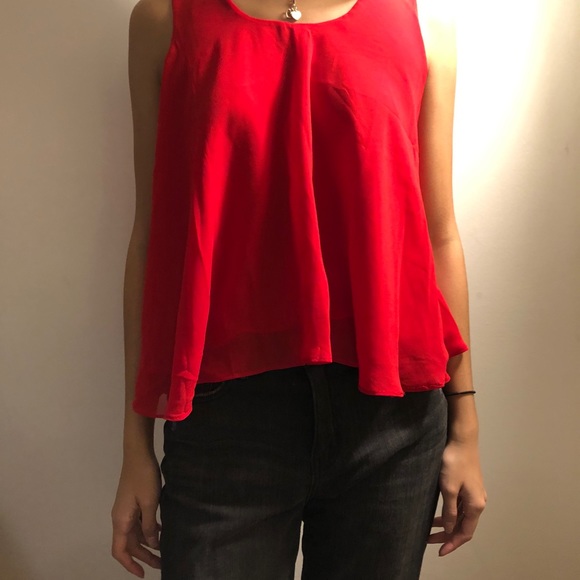 ❤️ Simple red top with back detailing - Picture 2 of 3